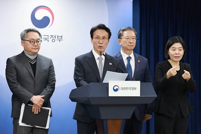 ‘론스타 ISDS 취소 신청 승소’ 긴급 브리핑하는 김민석 국무총리 - 김민석 국무총리가 18일 정부서울청사에서 ‘론스타 국제투자분쟁(ISDS) 취소 신청’과 관련해 긴급 브리핑하고 있다. 정부는 이날 론스타 ISDS 취소 절차를 심리하는 국제투자분쟁해결센터(ICSID) 취소위원회로부터 ‘대한민국 승소’ 결정을 받았다고 밝혔다. 2025.11.18 연합뉴스