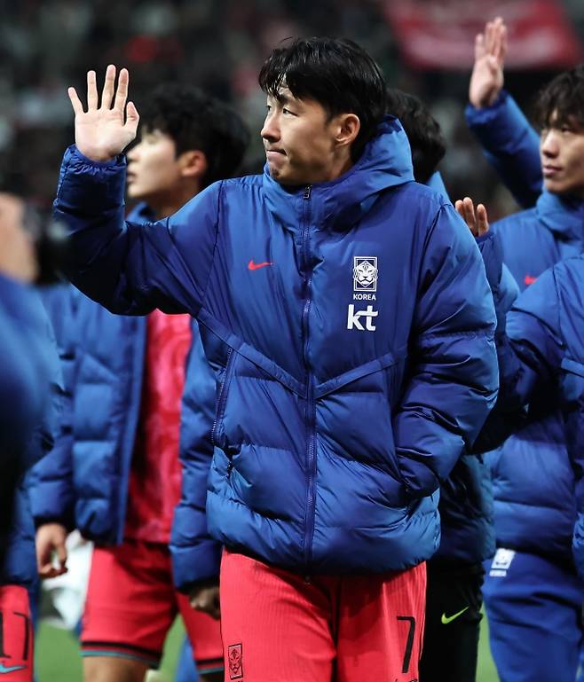 한국 축구 국가대표 손흥민이 18일 서울 월드컵경기장에서 열린 2026 북중미월드컵 대비 가나와의 평가전에서 1-0으로 승리한 뒤 관중들에게 인사하고 있다. 연합뉴스