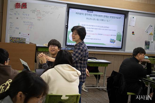 10월24일 구로중학교에서 세계시민교육이 이뤄지는 가운데 2학년 5반 담임교사 박복희씨가 학생들과 대화를 나누고 있다. ⓒ시사IN 이명익