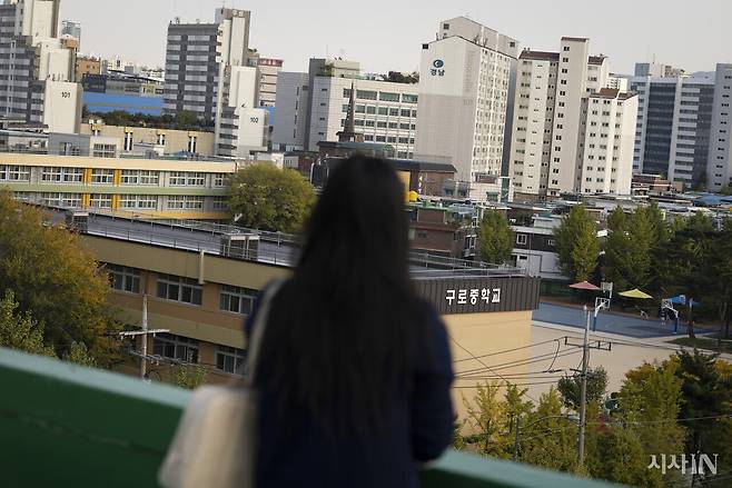 구로중학교를 졸업한 김지원씨(가명)가 건물 옥상에서 모교를 바라보고 있다. ⓒ시사IN 이명익