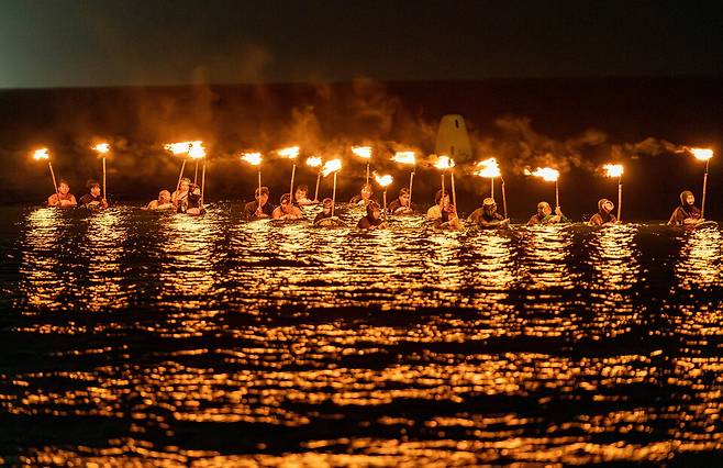 이호테우해수욕장에서 열린 축제의 한 장면을 생생하게 담아낸 제주국제사진공모전 은상 작품 '오래전 그날의 횃불행진' ⓒ제주세계유산본부 제공
