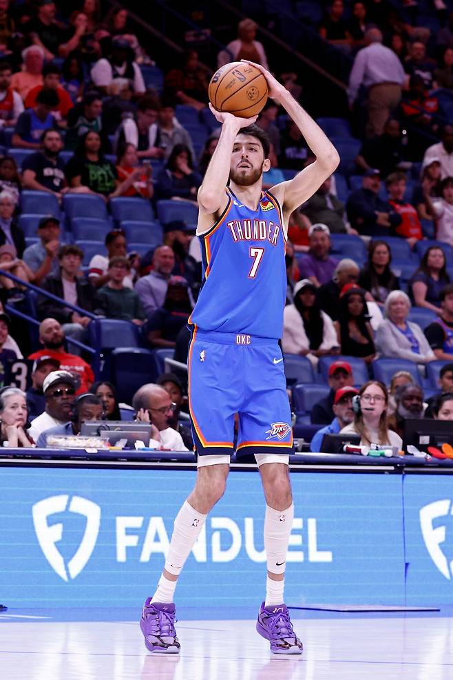 오클라호마시티 쳇 홈그렌이 18일(한국시간) 스무디킹 센터에서 열린 뉴올리언스와 원정경기 도중 슛을 시도하고 있다. 뉴올리언스(미 루이지애나주)｜AP뉴시스