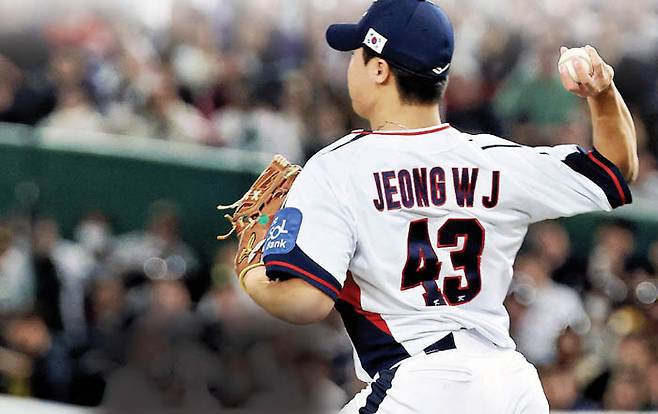 정우주가 16일 일본 도쿄돔에서 열린 2025 K베이스볼 시리즈 대한민국과 일본의 평가전 2회초 무사 1루 일본 니시카와의 투수 앞 땅볼타구를 잡고 2루를 향해 송구하고 있다. 연합뉴스