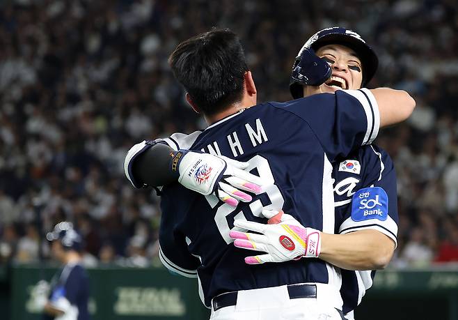 15일 일본 도쿄돔에서 열린 2025 K베이스볼 시리즈 대한민국과 일본의 평가전. 4회초 무사 주자없는 상황에서 송성문이 솔로홈런을 쏘아올린 뒤 안현민과 기뻐하고 있다. 안현민은 직전 타석 선제 투런홈런을 때렸다. 연합뉴스