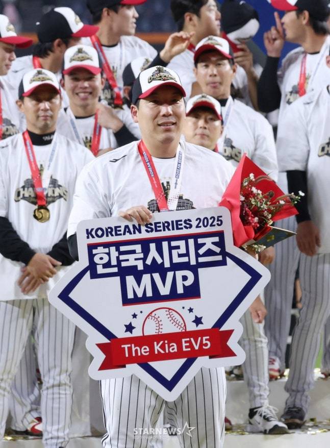 2025 KBO리그 한국시리즈 5차전 한화 이글스 대 LG 트윈스전이 31일 대전 한화생명 볼파크에서 열렸다.  LG 트윈스가 4승1패로 우승을 차지했다. 김현수가 한국시리즈 MVP 수상 후 포즈를 취하고 있다. /사진=김진경 대기자