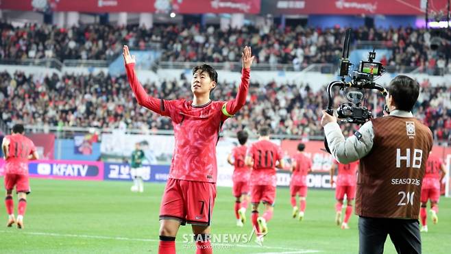 대표팀 주장 손흥민이 4일 대전월드컵경기장에서 열린  대한민국축구대표팀과 볼리비아(FIFA 랭킹 76위)와의 친선경기에서 골을 넣은 뒤 세리머니하고 있다. /사진=강영조 선임기자