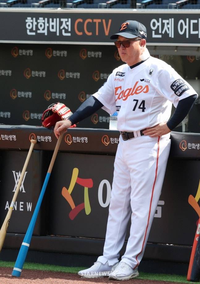 한화 김경문 감독이 경기 전 훈련을 지켜보고 있다. /사진=김진경 대기자