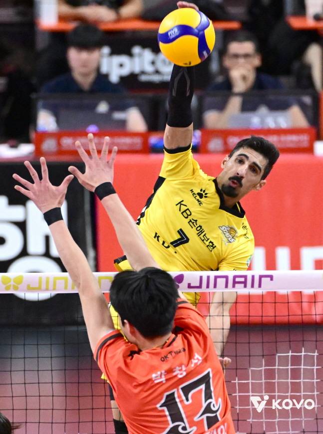 KB손해보험 야쿱(위)이 18일 OK저축은행전에서 블로커를 앞에 두고 강스파이크를 날리고 있다. /사진=KOVO 제공