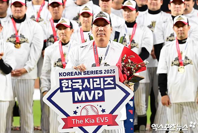 지난달 31일 오후 대전한화생명볼파크에서 열린 '2025 신한 SOL Bank KBO 한국시리즈' LG 트윈스와 한화 이글스의 경기, LG가 선발투수 톨허스트의 7이닝 1실점 완벽투에 힘입어 4:1의 스코어로 승리하며 시리즈 전적 4승1패로 통합우승을 이뤘다.  경기 종료 후 LG 김현수가 한국시리즈 MVP 수상 기념 촬영을 하고 있다. 엑스포츠뉴스 DB