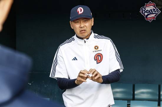 두산 구단은 지난 17일 '홍건희 선수 측이 옵트아웃을 발동하겠다고 구단에 전달했다'라고 밝혔다. 홍건희는 2024시즌을 앞두고 생애 첫 자유계약선수(FA) 자격을 얻어 2+2년 최대 24억 5000만원(계약금 3억원, 연봉 총액 21억원, 인센티브 5000만원)에 두산 잔류를 선택했다.&nbsp;홍건희는 첫 2년 계약이 끝난 뒤 2년 15억원 규모의 선수 옵션이 있었다. 홍건희는 옵트아웃을 선택했다. 김원형 두산 신임 감독은 '정말 아쉽다. 검증된 베테랑 불펜 투수 있고 없고의 차이가 크다"고 했다. 두산 베어스