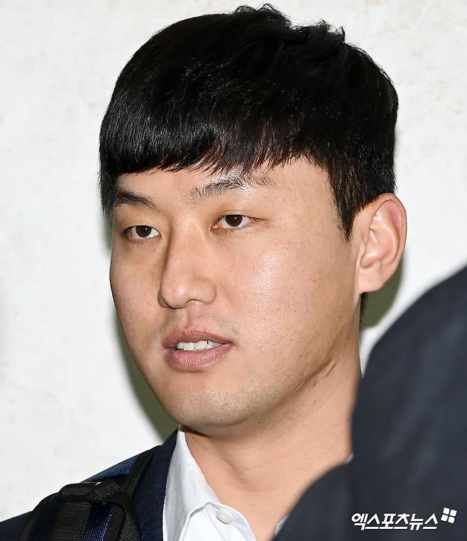 두산 구단은 지난 17일 '홍건희 선수 측이 옵트아웃을 발동하겠다고 구단에 전달했다'라고 밝혔다. 홍건희는 2024시즌을 앞두고 생애 첫 자유계약선수(FA) 자격을 얻어 2+2년 최대 24억 5000만원(계약금 3억원, 연봉 총액 21억원, 인센티브 5000만원)에 두산 잔류를 선택했다.&nbsp;홍건희는 첫 2년 계약이 끝난 뒤 2년 15억원 규모의 선수 옵션이 있었다. 홍건희는 옵트아웃을 선택했다. 김원형 두산 신임 감독은 '정말 아쉽다. 검증된 베테랑 불펜 투수 있고 없고의 차이가 크다"고 했다. 엑스포츠뉴스DB