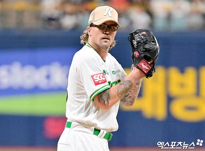 22일 오후 서울 구로구 고척스카이돔에서 열린 '2025 신한 SOL Bank KBO리그' 롯데 자이언츠와 키움 히어로즈의 경기, 1회초 키움 선발투수 웰스가 공을 힘차게 던지고 있다. 엑스포츠뉴스DB