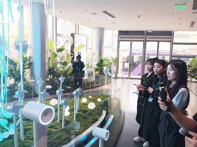 정저우 디스페이스 1층 소개하는 BYD 관계자들 [촬영 임성호]