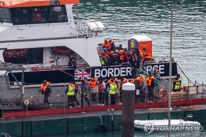 영국 국경수비대 선박의 이주민들 [로이터 연합뉴스 자료사진]