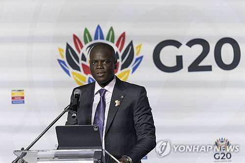 17일(현지시간) 기자회견하는 로널드 라몰라 남아공 국제관계협력부 장관 [EPA=연합뉴스]