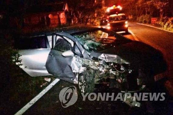 음주운전 20대 가로수 '쾅' [전주 덕진소방서 제공=연합뉴스 자료사진]