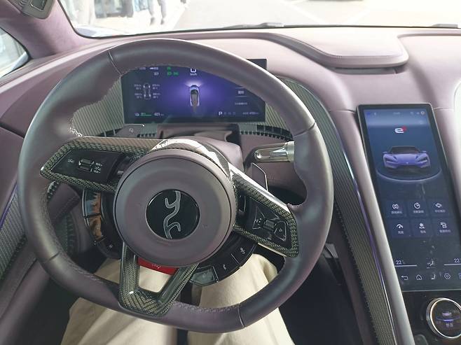 양왕 U9 실내. 로고는 전기 전(電)의 갑골문으로, 4개의 갈래로 사륜구동을 표현함 [촬영 임성호]