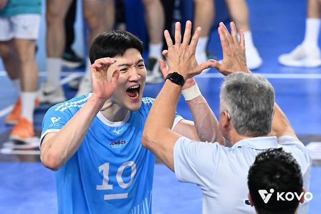 득점 후 헤난 감독과 하이파이브 하는 대한항공의 정지석(왼쪽) [한국배구연맹 제공. 재판매 및 DB 금지]