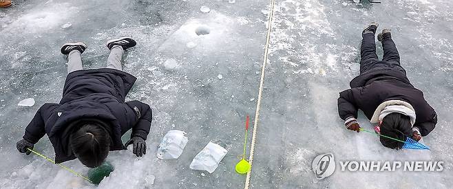 산천어 기다리는 관광객 [화천군 제공.재판매 및 DB 금지]