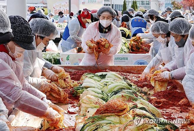 가락시장 김장나눔 (서울=연합뉴스) 이재희 기자 = 17일 서울 송파구 가락몰에서 열린 '2025 가락시장 김장나눔 시민대축제'에서 참가 상인 및 자원봉사자들이 김치를 담그고 있다. 2025.11.17 scape@yna.co.kr