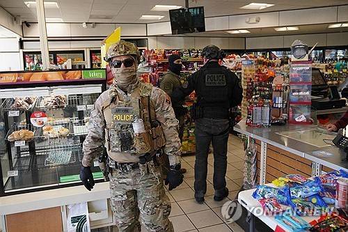 노스캐롤라이나 샬럿에서 불법 이민 단속을 벌이고 있는 요원들 [AFP=연합뉴스 자료사진. 재판매 DB금지]