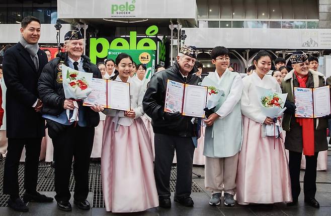 6·25전쟁 참전용사들에게 선물 전달하는 어린이합창단 [뉴저지 한국학교 어린이 합창단 제공]