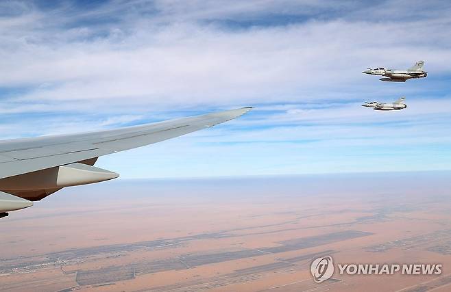 UAE 공군 전투기, 이재명 대통령 탑승 공군 1호기 호위 비행 (아부다비=연합뉴스) 김도훈 기자 = 아랍에미리트(UAE)를 국빈 방문하는 이재명 대통령과 김혜경 여사가 탑승한 공군 1호기가 17일(현지시간) UAE 상공에서 UAE 공군 전투기의 호위를 받고 있다. 2025.11.17 superdoo82@yna.co.kr