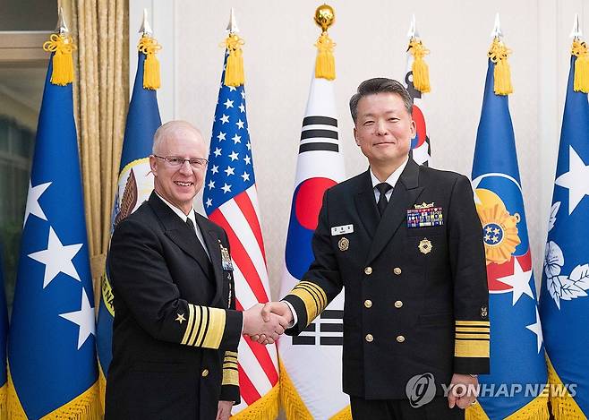 한미 해군참모총장 군사협력 증진방안 논의 (서울=연합뉴스) 강동길(대장) 해군참모총장과 대릴 커들(Daryl L. Caudle, 대장) 미국 해군참모총장이 14일 서울에서 만나 악수하고 있다. 2025.11.14 [해군 제공. 재판매 및 DB 금지] photo@yna.co.kr