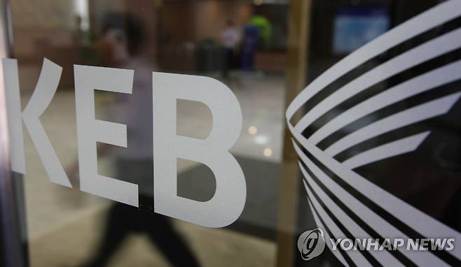 론스타 "외환銀 매각승인 지연시 소송" 서한 (서울=연합뉴스) 박지호 기자 = 외환은행 대주주인 미국계 사모펀드 론스타가 우리 정부의 외환은행 매각 승인 절차가 지연될 경우 손해배상 소송을 제기하겠다는 내용의 서한을 보냈던 것으로 알려졌다. 사진은 31일 오후 서울 을지로 외환은행 본점의 모습. jihopark@yna.co.kr