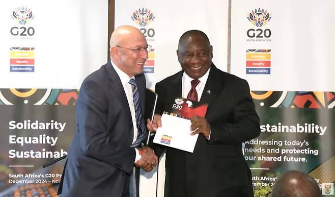 남아공 G20 아프리카 전문가패널 보고서 받는 시릴 라마포사 대통령 (요하네스버그=연합뉴스) 유현민 특파원 = 시릴 라마포사(오른쪽) 남아공 대통령이 18일(현지시간) 요하네스버그에서 주요 20개국(G20) 아프리카 전문가패널로부터 보고서를 받고 있다. 2025.11.18 [남아공 대통령실 유튜브 캡처] hyunmin623@yna.co.kr