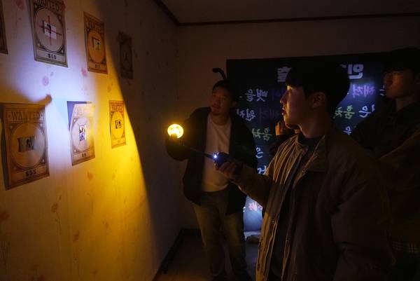 인천 관광 기업 ‘투어닷’이 진행한 ‘인천 섬탈출’ 프로그램 참가자들이 단서를 보며 추리하고 있다. /투어닷 제공