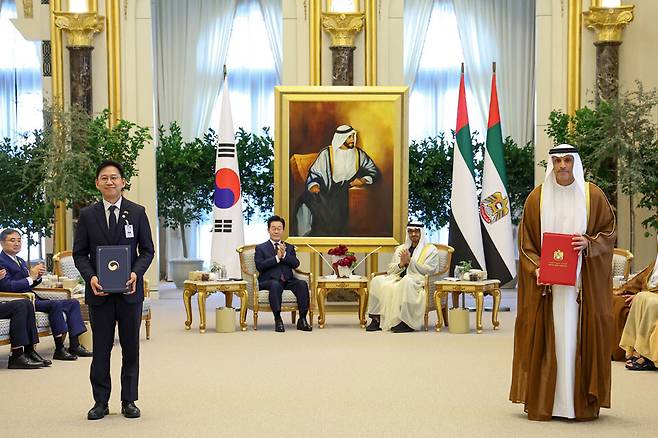 ▲ 배경훈 부총리 겸 과학기술정보통신부 장관과 아랍에미리트(UAE) 칼둔 아부다비 행정청장이 18일(현지시간) 아부다비 대통령궁에서 이재명 대통령과 무함마드 빈 자이드 알 나흐얀 UAE 대통령이 참석한 가운데 전략적 AI 협력 프레임워크 MOU를 체결한 뒤 기념촬영을 하고 있다. /연합뉴스