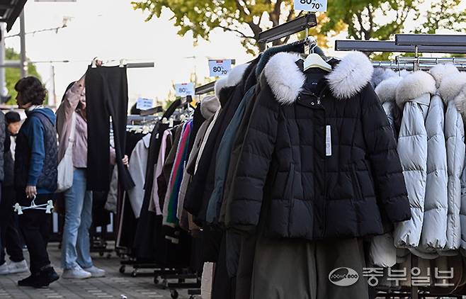 수원시 팔달구 한 백화점 앞에 겨울옷들이 진열돼 있다. 임채운기자