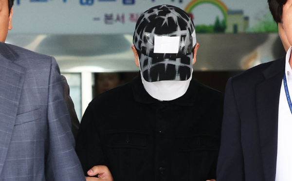 마약 투약 혐의로 수사를 받다가 숨진 배우 이선균씨 수사 정보를 유출한 혐의로 체포된 인천경찰청 소속 경찰관 A씨가 지난해 3월 23일 구속전 피의자 심문(영장실질심사)에 출석하기 위해 경기도 수원남부경찰서를 나오고 있다. 연합뉴스