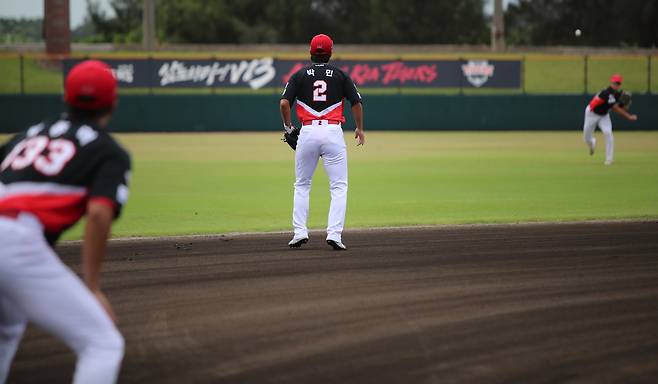 KIA타이거즈 내야수들이 지난 15일 일본 오키나와 마무리캠프에서 수비 훈련을 하고 있다. /사진=KIA 타이거즈 제공