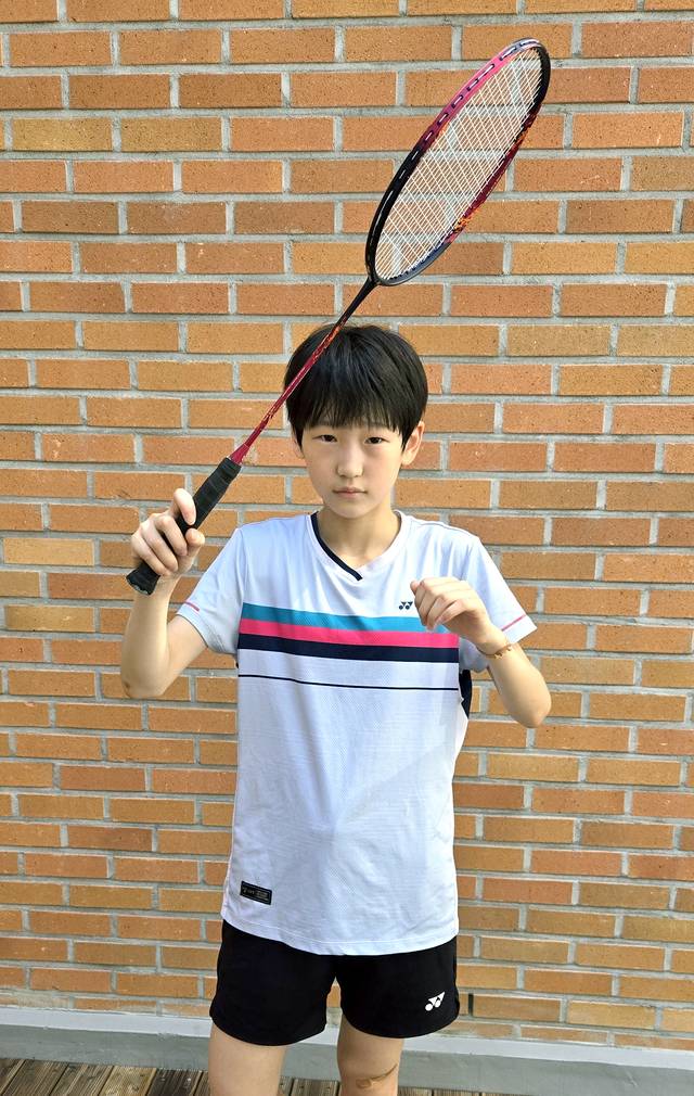 전주인후초 배드민턴 김서윤 학생이 라켓을 들고 포즈를 취하고 있다. 학부모 제공