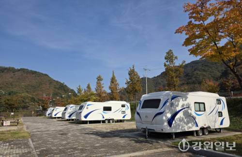 ◇화천군이 평화의 댐 오토캠핑장에 최신식 카라반 캠핑시설을 설치, 관광객들에게 인기를 끌고 있다. 화천=장기영기자