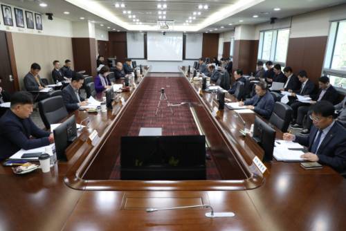 ◇제226차 강원랜드 이사회가 18일 강원랜드 본사 임원 회의실과 서울사무소 간 화상회의를 통해 개최됐다.