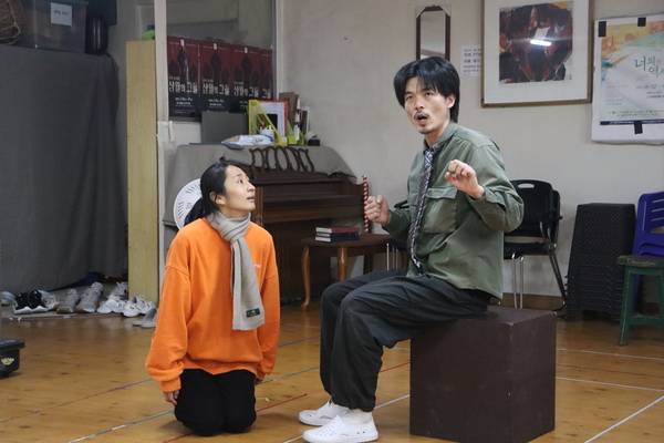 마산 극단 객석과 무대의 정기공연 <수업> 한 장면. /주성희 기자