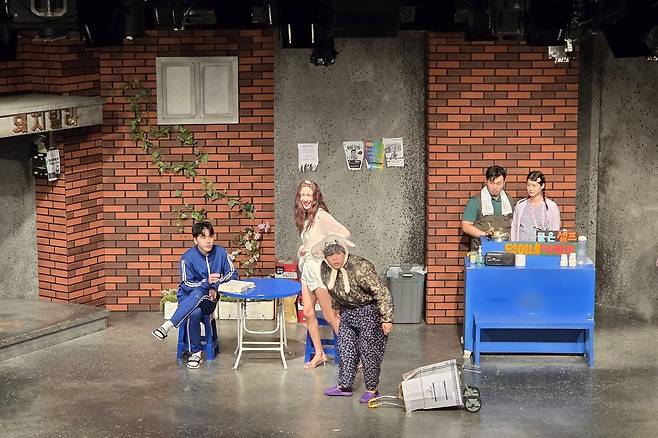 코믹연극 ‘오백에 삼십’ 공연 모습. /아트플러스씨어터 제공