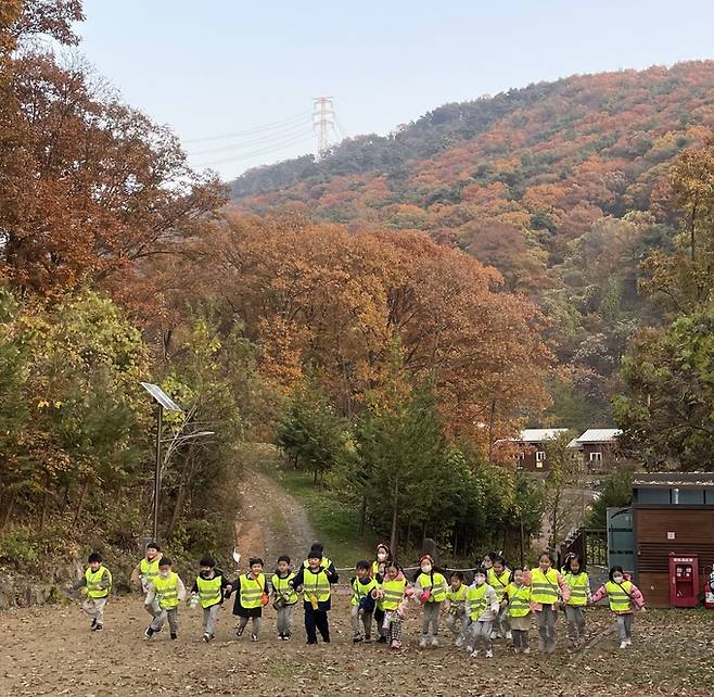 ▲ 프로그램에 참여한 어린이들이 국립칠곡숲체원 토리유아숲체험원에서 '스스로를 지키는 표현 외치기' 활동을 하고 있다. 한국산림복지진흥원 국립칠곡숲체원 제공