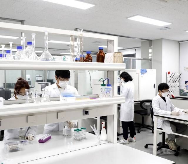 전문 연구소 기업인 파이토에코 연구진들이 국내 천연물에 함유된 성분을 분석하고 있다./파이토에코/