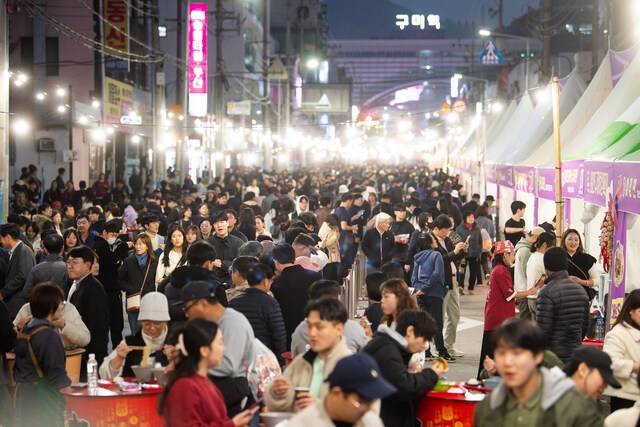 지난 7일 구미역 일대에서 열린 구미라면축제가 축제를 즐기기 위해 몰려 든 인파로 붐비고 있다. 구미시 제공