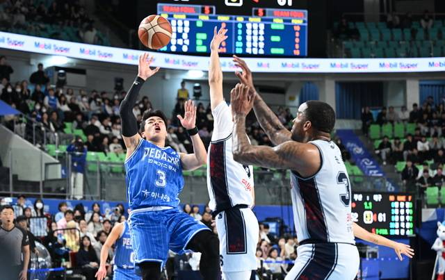 가스공사 정성우가 골밑슛을 시도하고 있다. KBL 제공