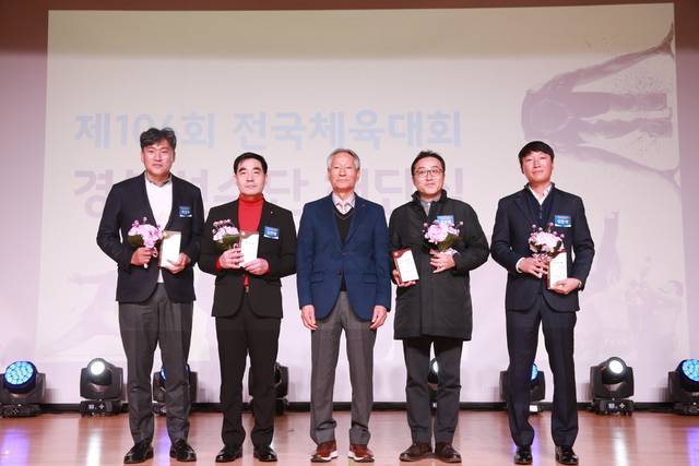 19일 영남대학교 천마아트센터에서 열린 '제106회 전국체육대회 경상북도선수단 해단식'에서 수상자들이 기념사진을 찍고 있다. 경상북도체육회 제공