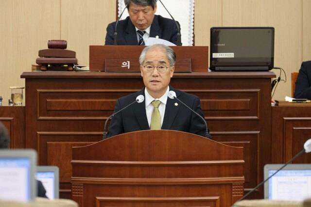 이승훈 봉화군의회 의원이 제276회 정례회 본회의장에서 워케이션 기반 조성 등 지역 발전 전략을 담은 5분 자유발언을 하고 있다. 봉화군의회 제공