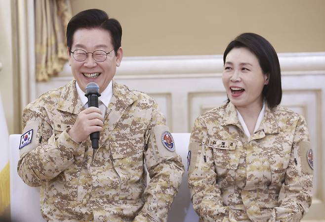 아랍에미리트(UAE)를 국빈 방문 중인 이재명 대통령이 19일 아부다비의 한 호텔에서 열린 아크부대 장병 격려행사에서 발언하고 있다. 오른쪽은 김혜경 여사. 연합뉴스