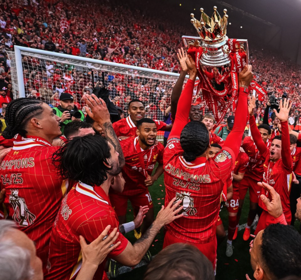 우승 트로피를 들어올린 리버풀(사진=리버풀 FC SNS)