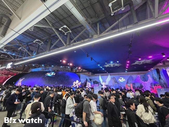 지난 15일 엔씨소프트의 '지스타 2025' 부스 앞에 수많은 관람객이 아이온2를 체험하기 위해 줄을 섰다./사진=비즈워치