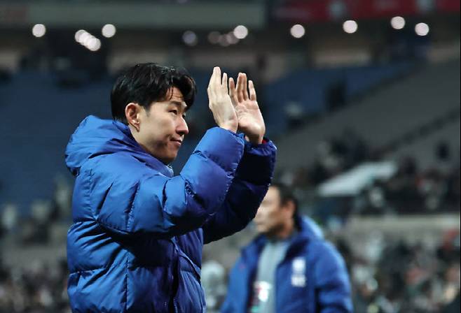 18일 서울 마포구 서울월드컵경기장에서 열린 남자축구 국가대표 A매치 평가전 대한민국과 가나의 경기. 1-0으로 승리한 한국의 손흥민이 경기 종료 후 그라운드를 돌며 관중들에게 인사하고 있다. 사진=연합뉴스